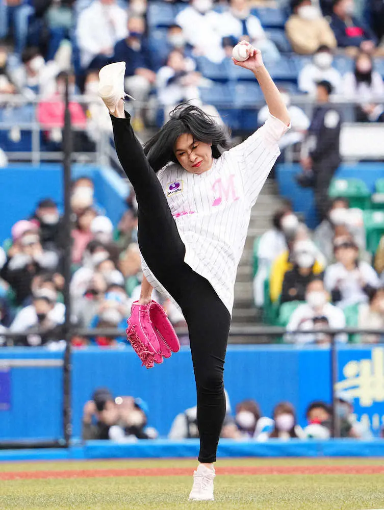 【画像・写真】ロッテ―日本ハム戦で「飛翔天女」こと豊田真奈美さんが始球式