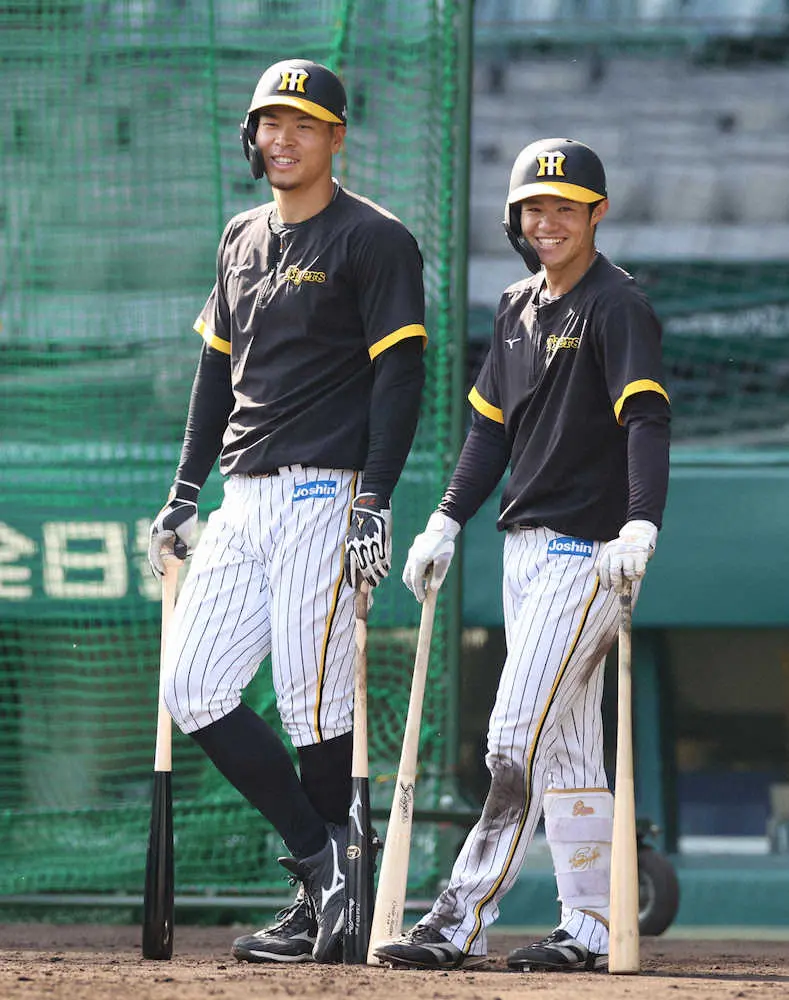 練習中、笑顔を見せる阪神・佐藤輝（左）と中野（4月28日撮影）