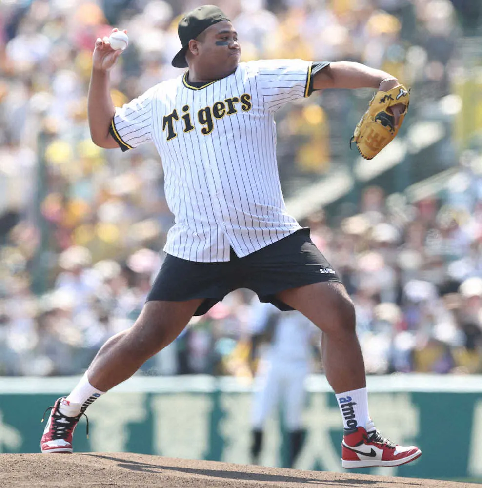 【画像・写真】熱烈虎党アントニーが“エール始球式”　ビッグウェーブ期待「15連勝、20連勝、優勝して」