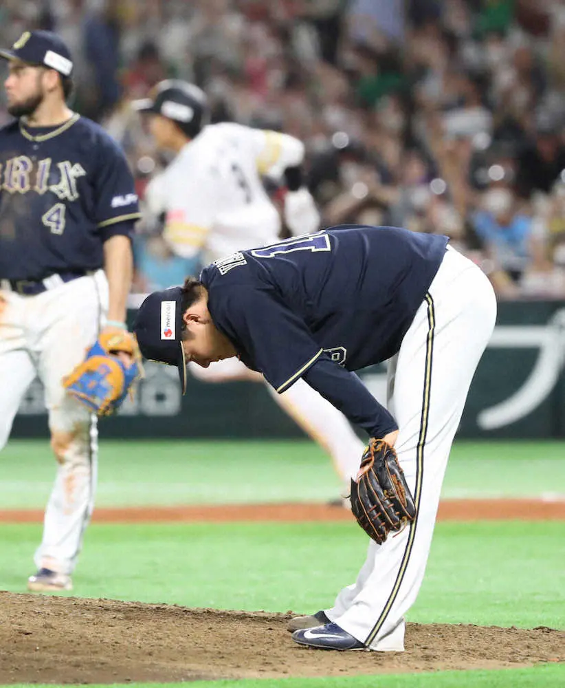 【画像・写真】3日のソフトバンク戦6回1死満塁、柳田に左中間越え満塁本塁打を打たれガックリのオリックス・山本（撮影・中村　達也）