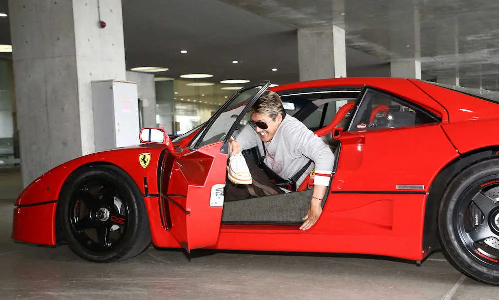 【画像・写真】日本ハム・新庄監督　2億5000万円フェラーリでド派手登場　脱いだ靴持ち苦笑い