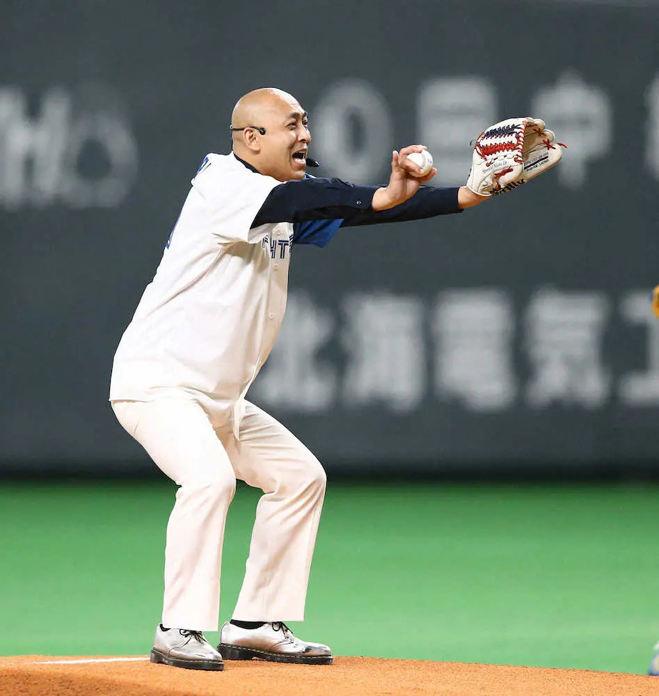 【画像・写真】錦鯉が日本ハム戦で始球式　長谷川が“こんにちわ投法”でノーバウンド投球披露