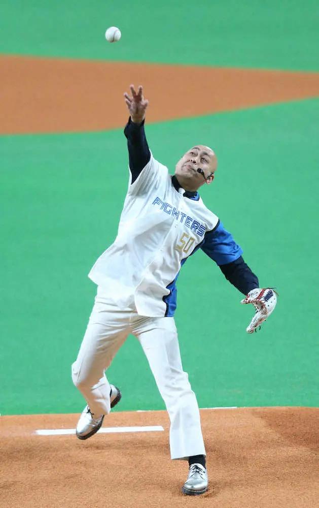 錦鯉 長谷川 こんにちは投法 で始球式 山なりのノーバウンド投球を披露 スポニチ Sponichi Annex 野球