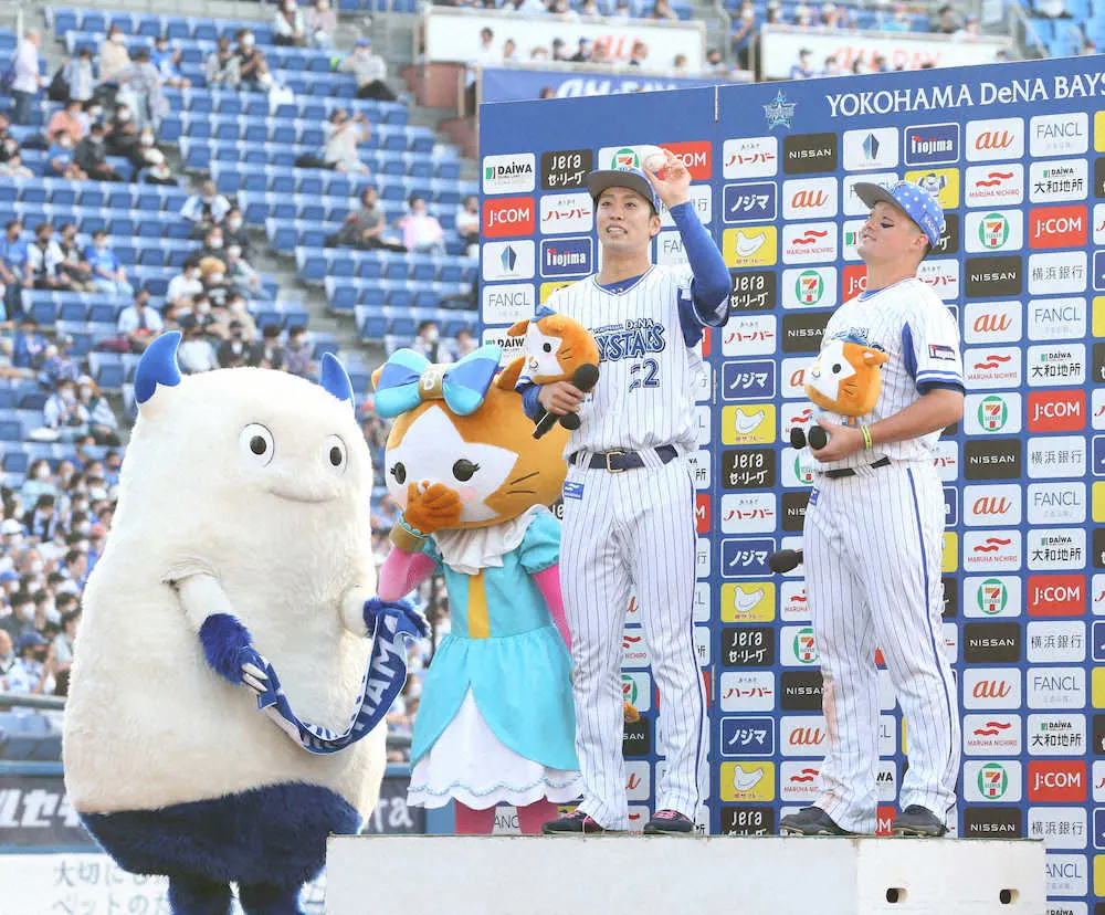 【画像・写真】DeNAの20年ドラ1、2位コンビが初のお立ち台共演　1位・入江がプロ初勝利　2位・牧が先制3ラン