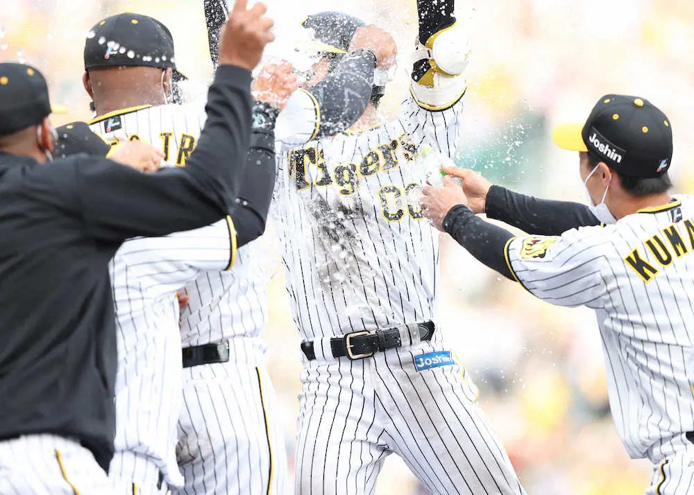 【画像・写真】阪神のヒーロー・山本「勝って良かった」前日自打球の顔面に歓喜のウオーターシャワー