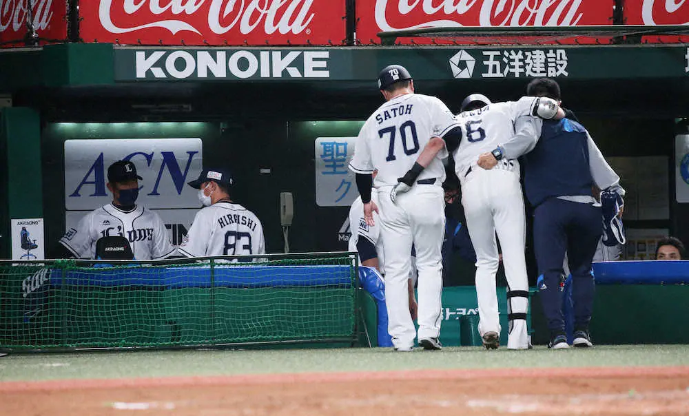 【画像・写真】西武・源田が自打球で負傷交代　アイシングで様子見もネットからは不安の声「軽傷であってくれ」