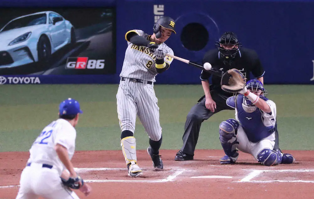 【画像・写真】阪神・佐藤輝　意地の完全試合阻止「真っすぐがよかったんで、速い球に合わせて」