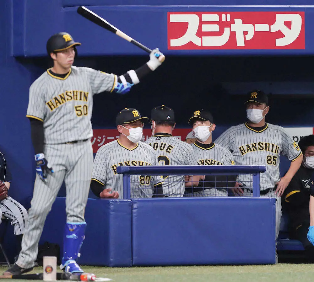 【画像・写真】阪神・矢野監督「負けさせたベンチ、打線の責任」　大野雄との投げ合いで10回に力尽きた青柳をねぎらう