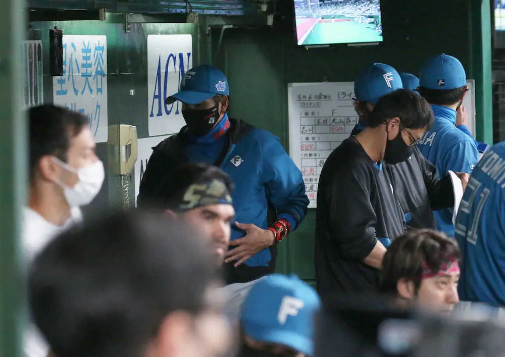 【画像・写真】日本ハム4連敗　今季ワースト借金13で自力V消滅…新庄監督はベンチで何度も首かしげる