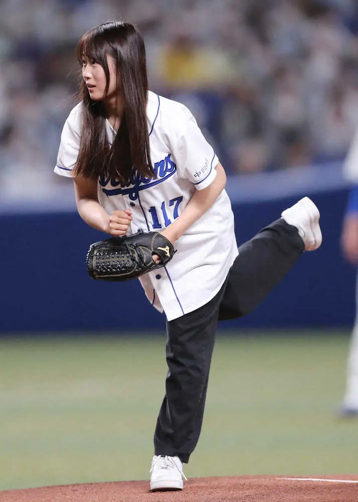 【画像・写真】北京五輪スノボ銅・村瀬心椛が始球式　「いい思い出になりました」