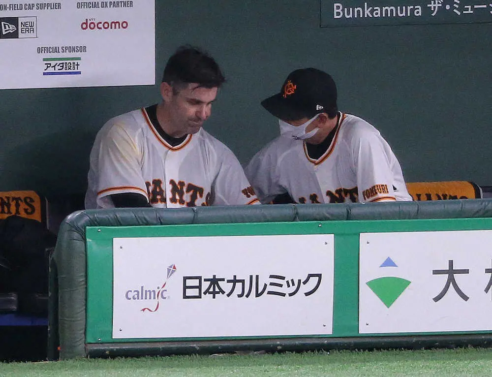 ＜巨・ヤ＞3回を投げ終えたシューメーカー（左）は、ベンチで桑田投手チーフコーチと話す（撮影・河野　光希）