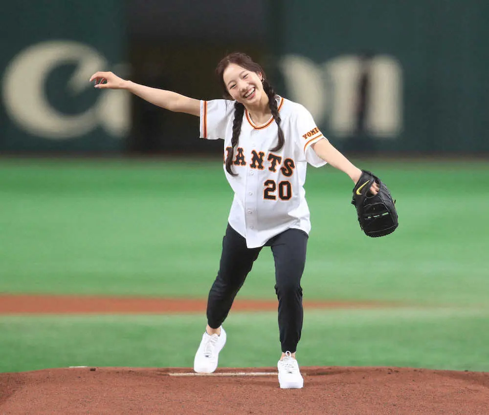 【画像・写真】本田真凜、三つ編みツインテールで始球式「反対に投げそうになったぁぁ」妹・望結の“好きな人”投法で魅了