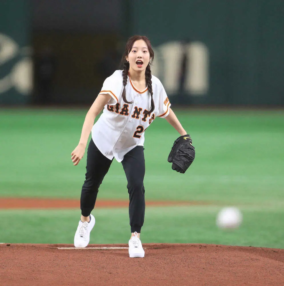 【画像・写真】緊張始球式、本田真凜に妹・望結がツッコミ「緊張してなくても絶対反対に投げてたやん笑」