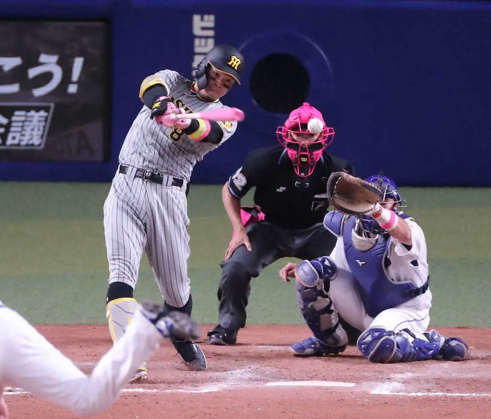 【画像・写真】両手でハート　孝行息子の阪神・佐藤輝が届けた「母の日ポーズ」