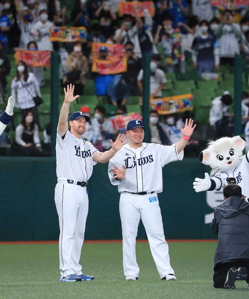 【画像・写真】西武・エンス　6回無四球1失点で2勝目「愛してるよ」米国の母にお立ち台からメッセージ