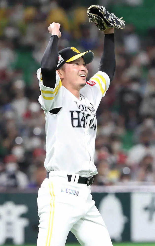 【画像・写真】ソフトB・東浜「中々寝られなかった」　ノーノー達成から一夜明け　投手陣が拍手で出迎え祝福