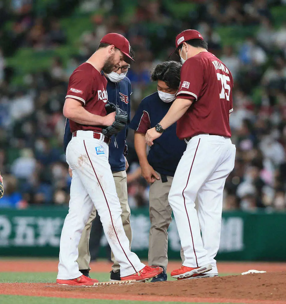 【画像・写真】楽天・ブセニッツ　右足に打球直撃、負傷交代するアクシデント