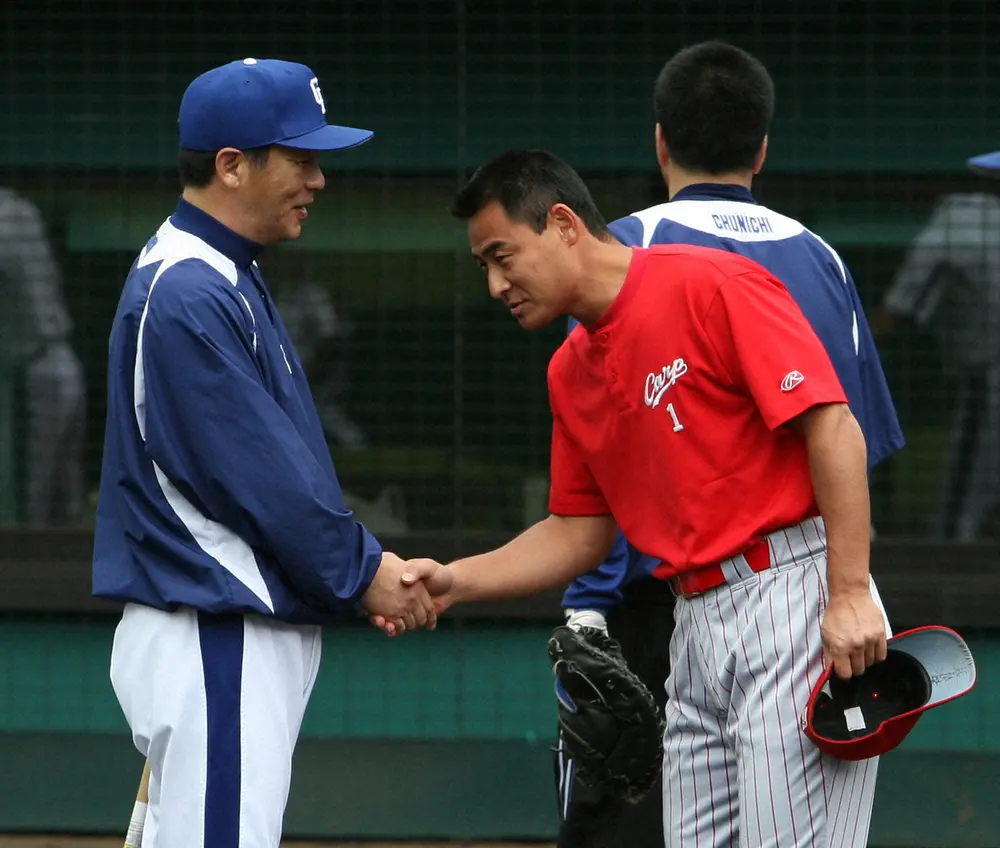 【画像・写真】07年、中日・落合監督（左）にあいさつする広島・前田