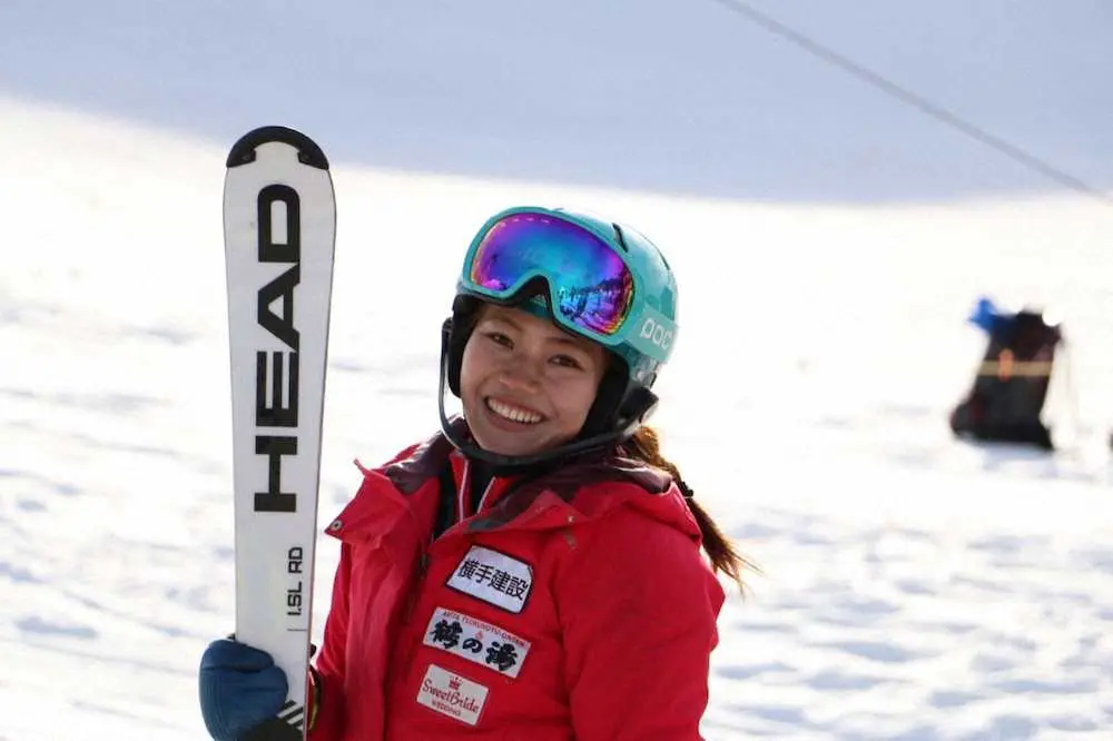 【画像・写真】楽天の21日の日本ハムとの2軍戦で北京五輪アルペンスキー日本代表・向川桜子が始球式