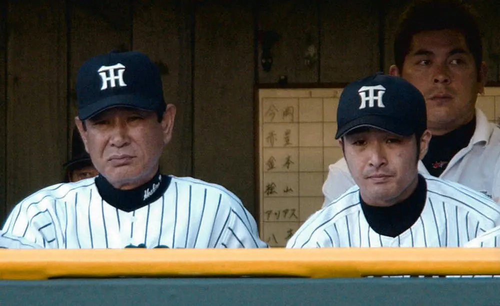 若いころは星野仙一監督（左）の横に座るのが定位置だった浅井良氏