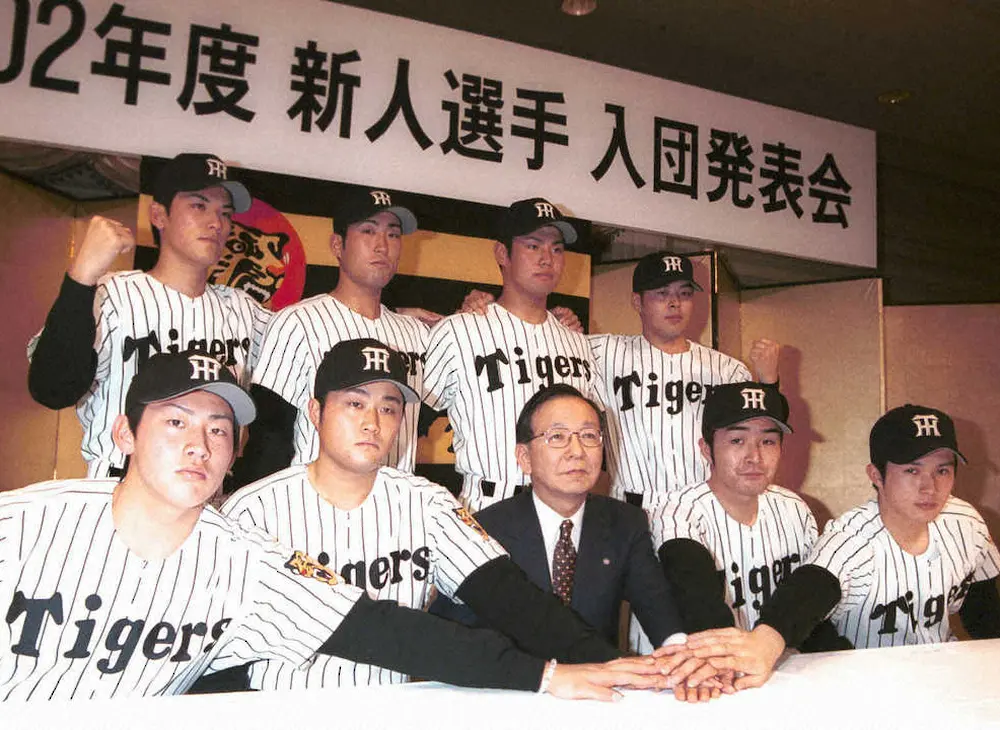 01年12月、強肩強打の捕手として入団した浅井氏（前列右から2人目）