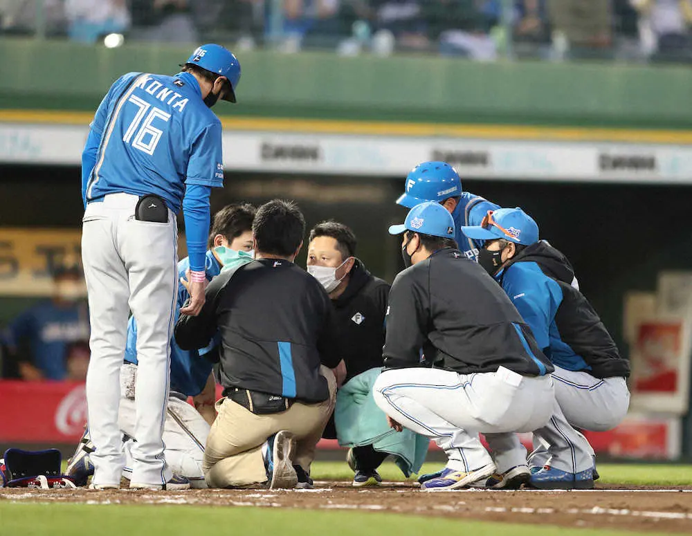 【画像・写真】日本ハム・野村佑希　顔面に死球受け途中交代…左頬付近に直撃し出血、ヘルメットにヒビ入る衝撃