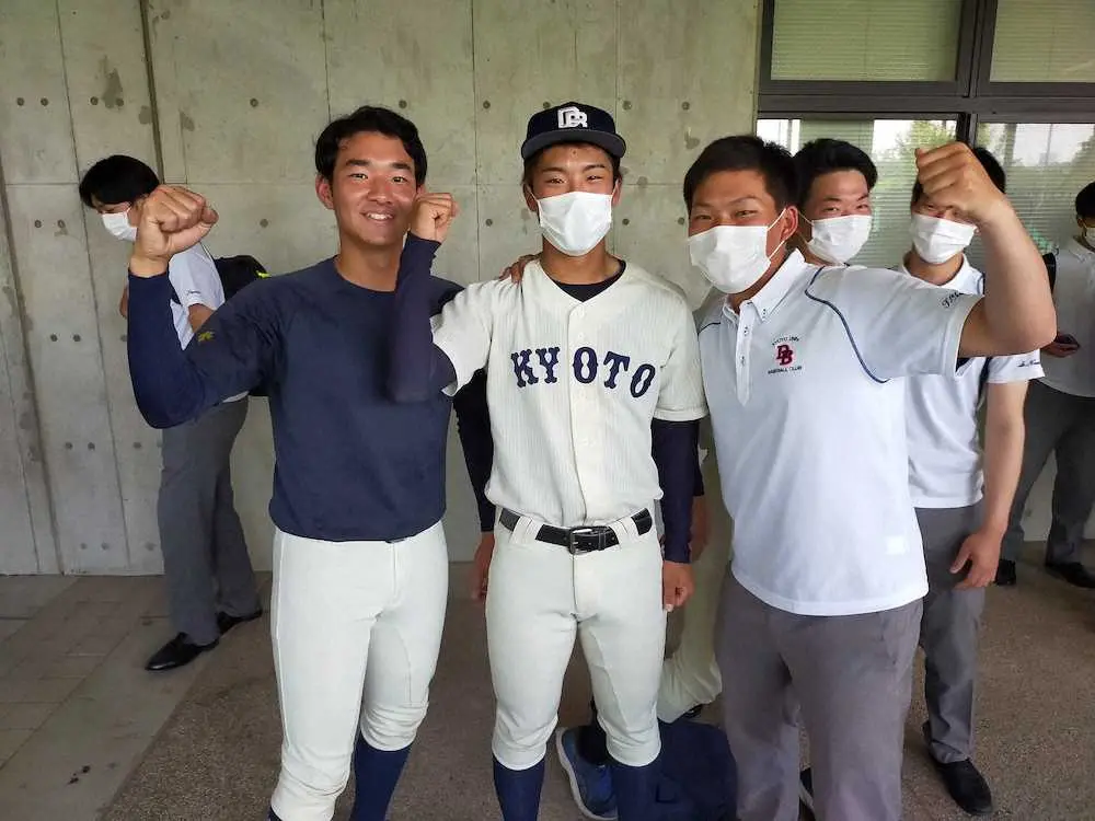 【画像・写真】＜京大・近大＞試合後チームメートから祝福される代打逆転満塁弾の梶川（中央）