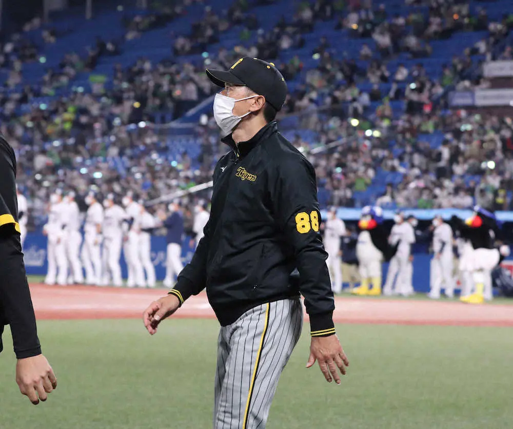 【画像・写真】阪神・矢野監督、7回佐藤輝の適時失策に「流れの中でもね、大きな点になった」