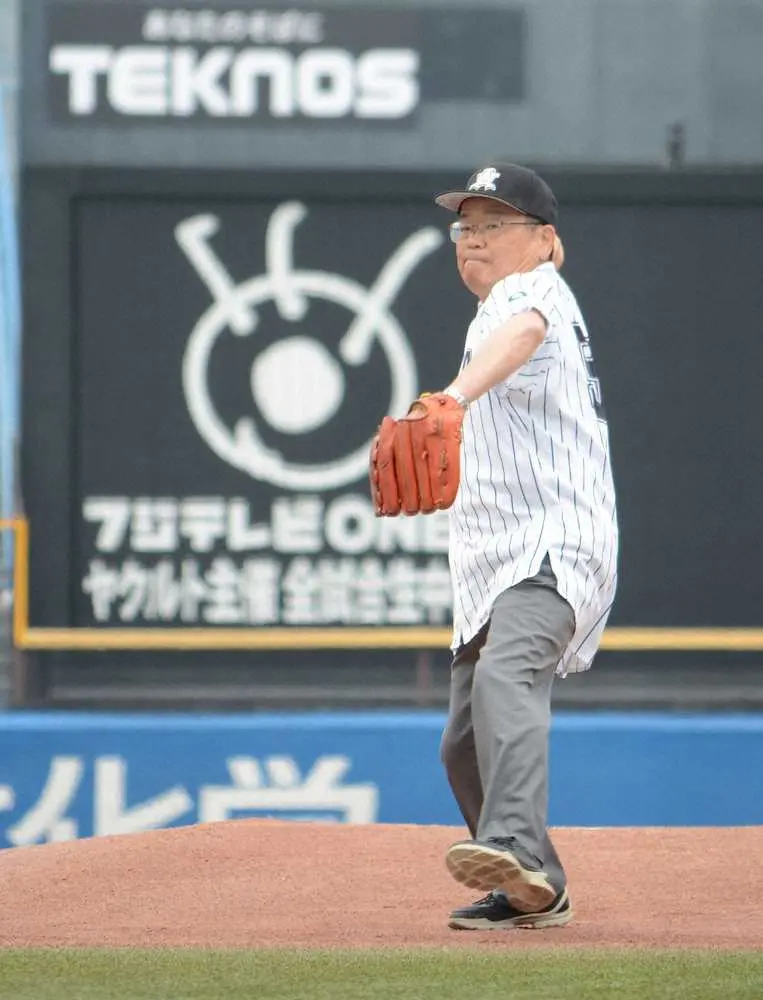 【画像・写真】亜大の巴政雄理事長が始球式　リーグ優勝のナイン称える　東都大学野球