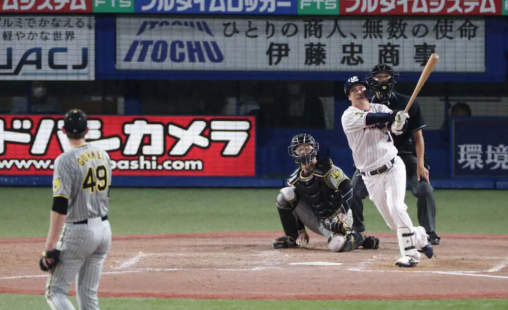 ＜ヤ・神＞5回2死一塁、山田哲は左中間適時二塁打を放つ（撮影・平嶋　理子）