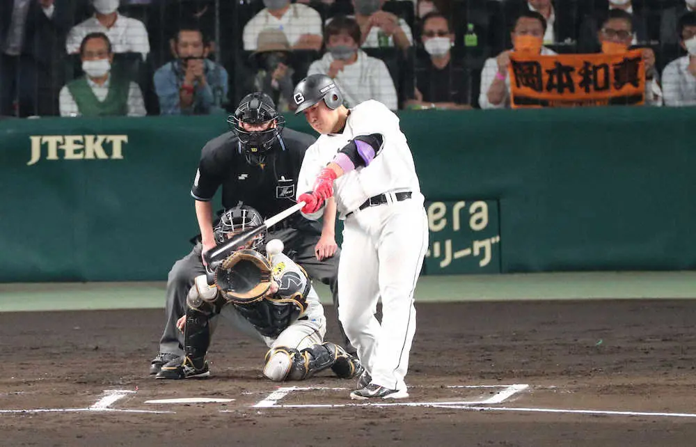 【画像・写真】巨人・岡本和　7試合ぶり打点は待望の先制2点打！　2打席連続三振の後に出た主砲の一打に戸郷も大喜び