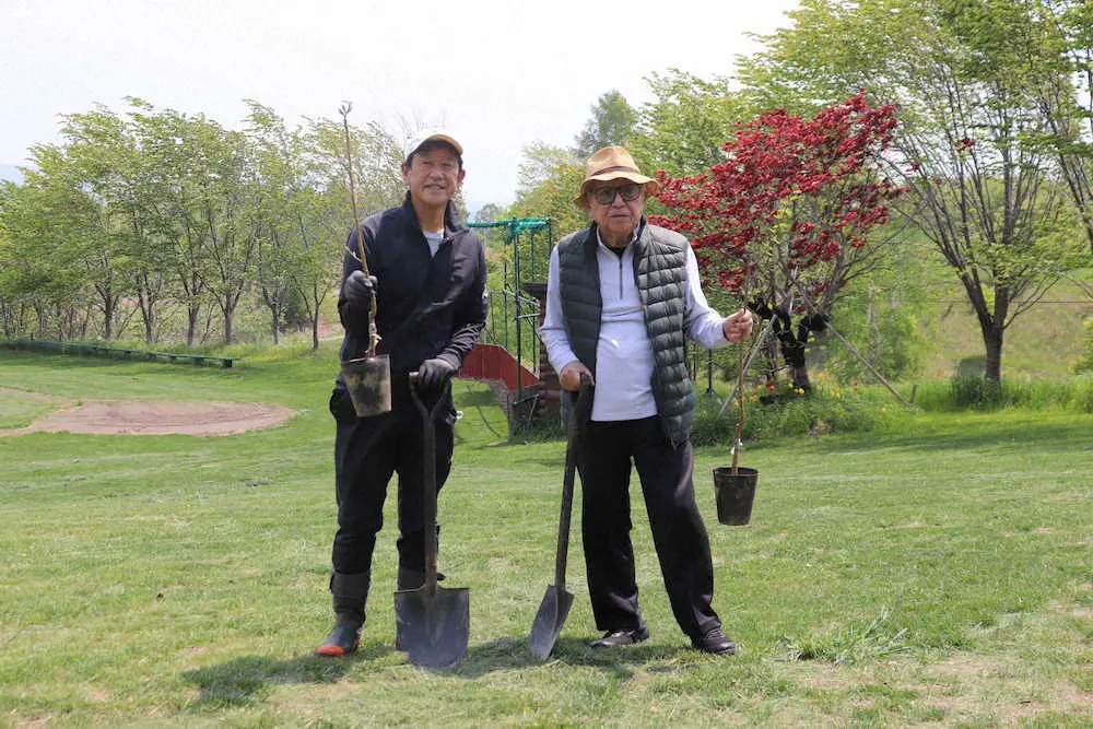 植樹する栗の苗木を持つ侍ジャパン・栗山英樹監督（左）と脚本家の倉本聰氏