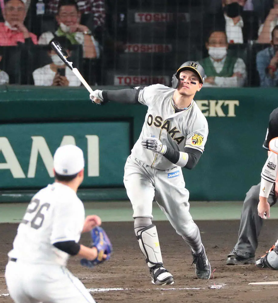 【画像・写真】阪神・佐藤輝、つないだ吠えた　“あと1球”から大山弾呼ぶ安打