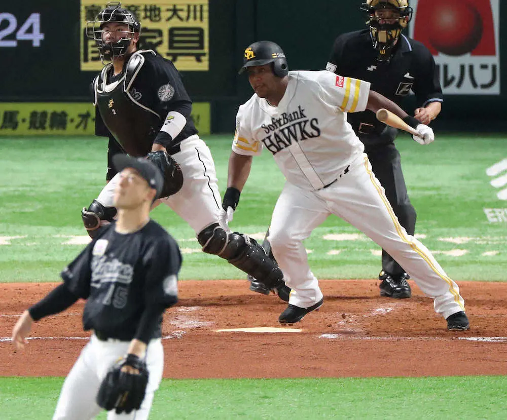 【画像・写真】ソフトB・デスパイネ　同点呼び込む今季初安打　栗原、上林離脱のピンチ救う