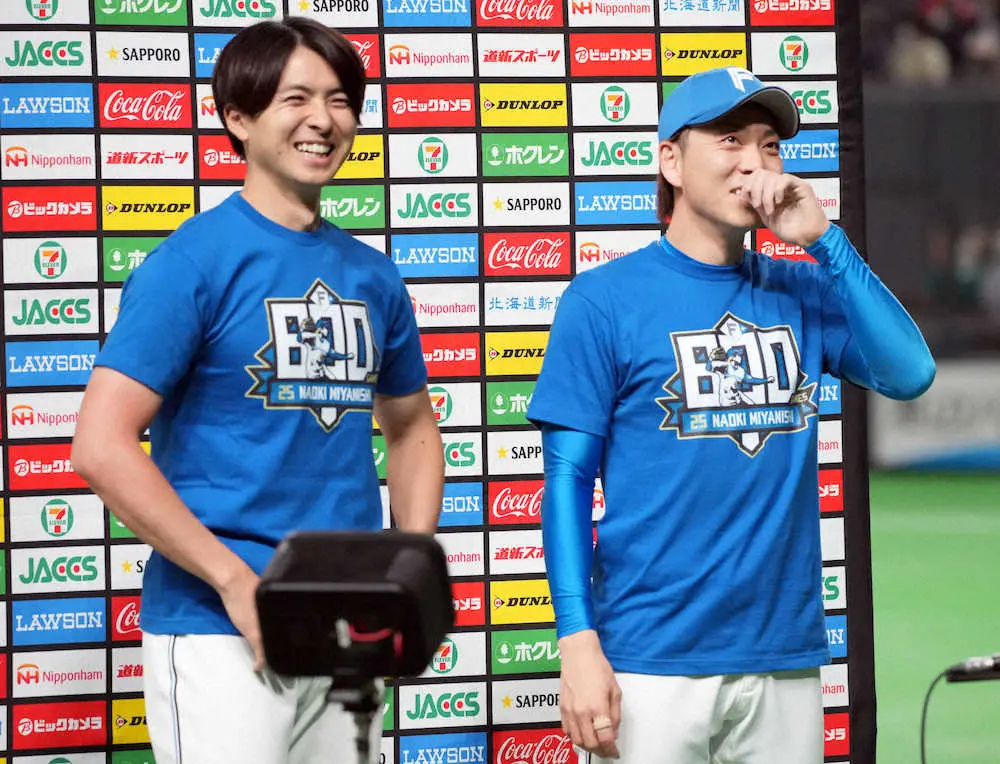 ＜日・西＞上沢（左）とおそろいの800試合登板記念Tシャツでヒーローインタビューを受けた宮西（撮影・高橋茂夫）