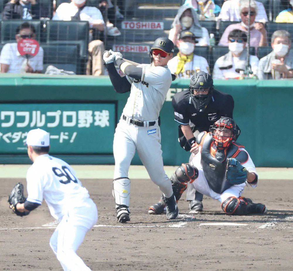 【画像・写真】阪神・佐藤輝「積極的に」　ドラフト同期仲良しコンビの伊藤将を援護、さあ日曜5連勝行くで