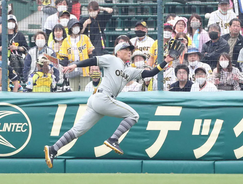 【画像・写真】「どこまで飛ぶねん」　阪神の超人・糸井のフェンス際ジャンプに甲子園も歓声