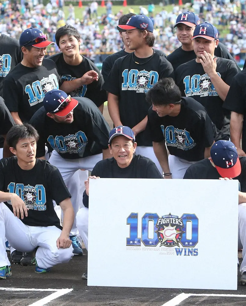 04年北海道移転後、球団通算1000勝を達成し、記念撮影でおどける大谷（後列左２人目）、栗山英樹監督（前列中央）らメモリアルTシャツを着た日本ハムナイン
