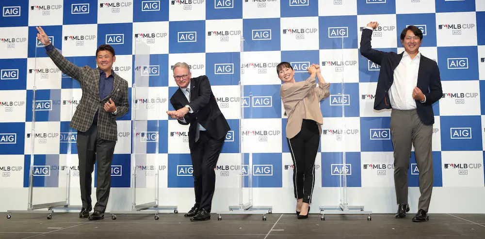 【画像・写真】笑顔でポーズする（左から）松坂氏、ジェームス・ナッシュ社長、東尾理子さん、岩隈氏　（撮影・白鳥　佳樹）　