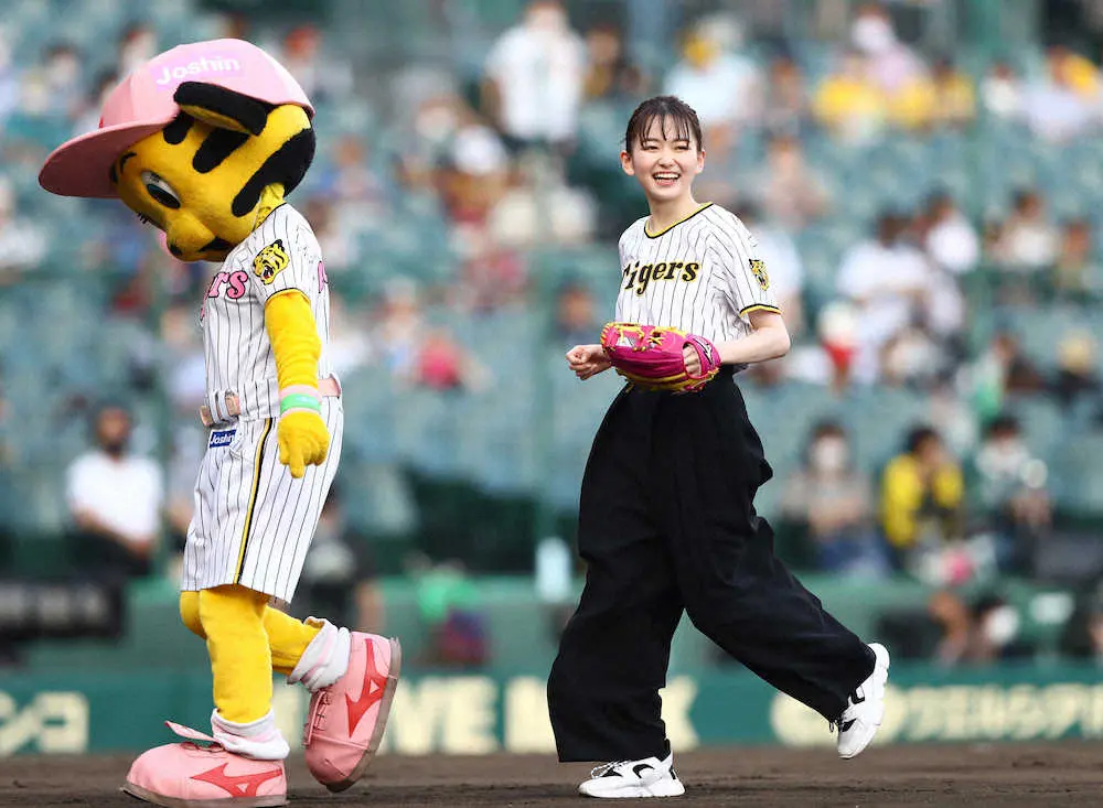 神 楽 ファーストピッチセレモニーに登場した女優の山田杏奈 撮影 後藤 大輝 スポニチ Sponichi Annex 野球