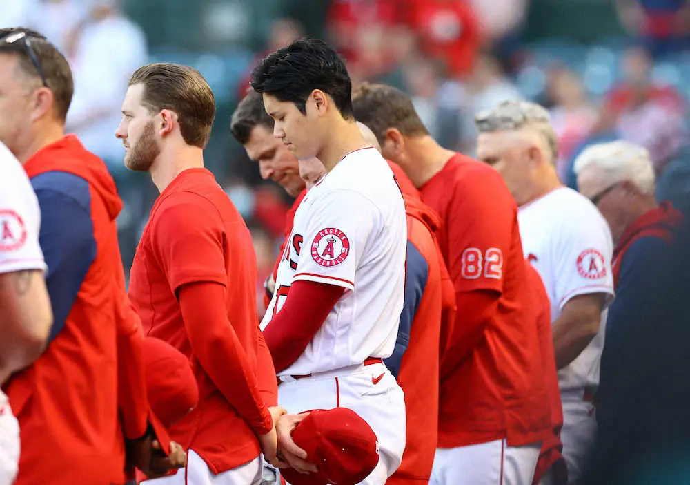 【画像・写真】エンゼルス、レンジャーズ　銃乱射事件を受け黙とう　MLBは「心が打ちひしがれている」