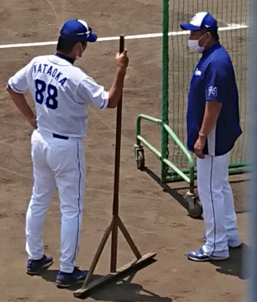【画像・写真】2軍配置転換の中日・中村紀打撃コーチが指導開始　ドラ1・ブライト健太らのフリー打撃見守る