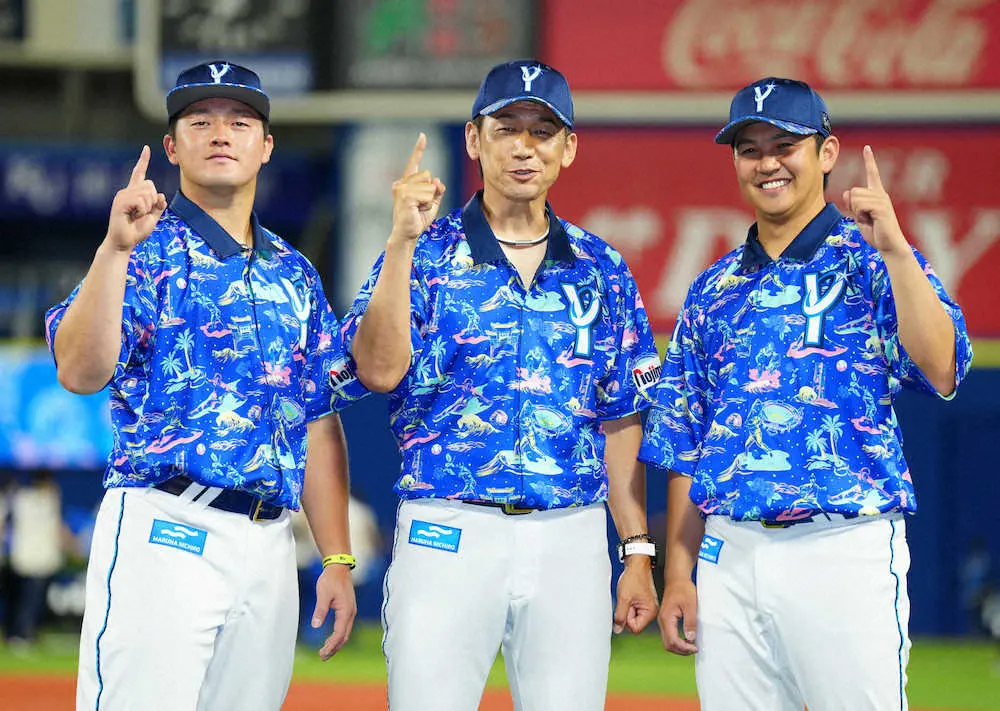 【画像・写真】DeNA、プロ野球史上初の襟付きの開襟シャツ型ユニをお披露目　8・2～4の広島戦で着用
