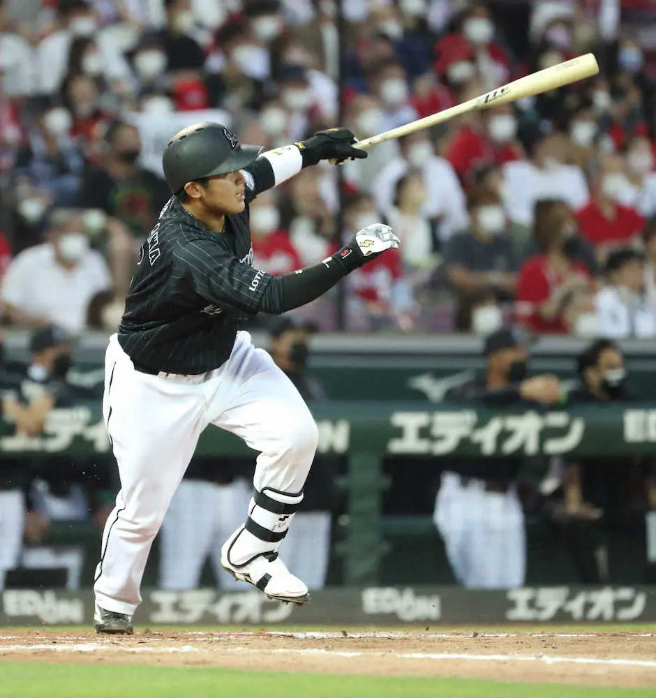 ＜広・ロ＞5回2死一塁、松川は左中間に適時二塁打を放つ（撮影・奥　調）
