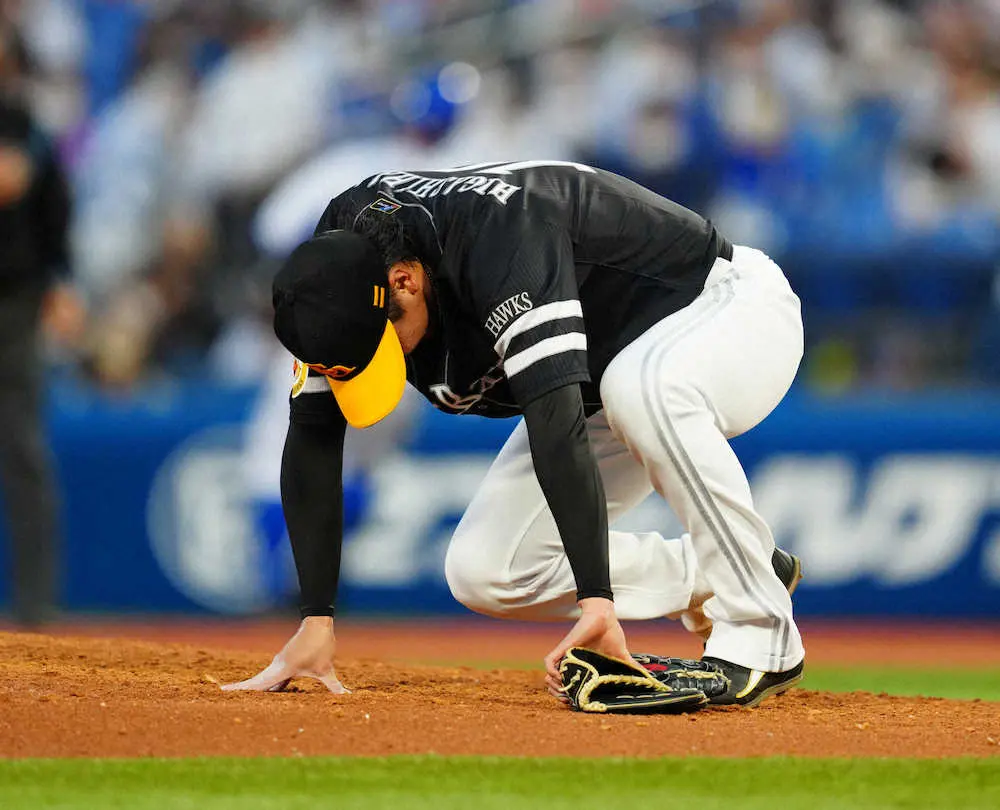 【画像・写真】ソフトB東浜が打球直撃アクシデントでひやり　左足首付近