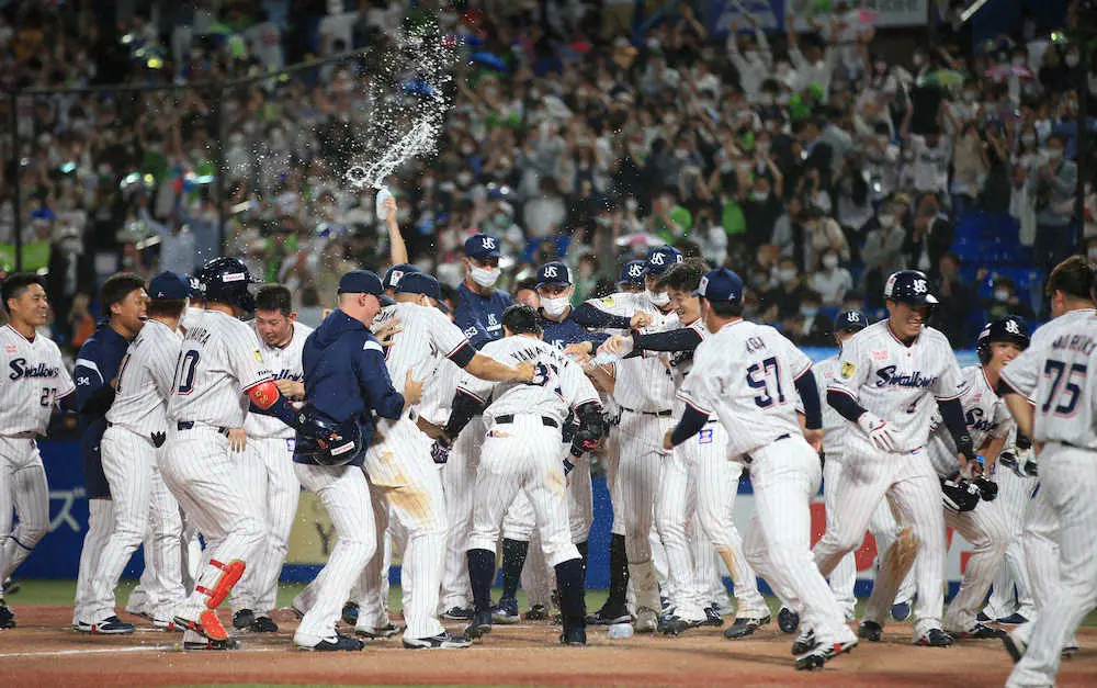 【画像・写真】ヤクルト連夜の劇的決着で4連勝!山崎が土壇場9回に起死回生の1号逆転サヨナラ3ラン