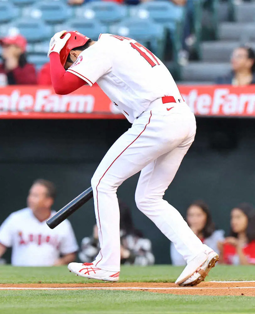 【画像・写真】エンゼルス・大谷　無安打も「当たりの日」振ったバットが頭にコツン、右足に今季初死球