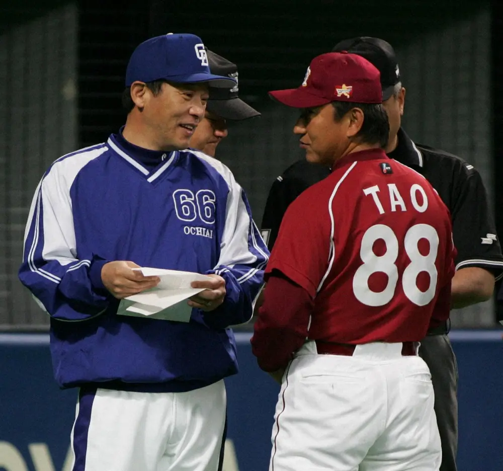 2005年交流戦でメンバー交換をする中日・落合博満監督（左）と楽天・田尾安志監督