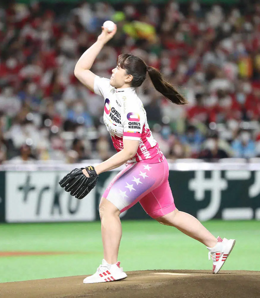【画像・写真】ガールズケイリン・小林優香が2度目始球式　地元ペイペイDで躍動