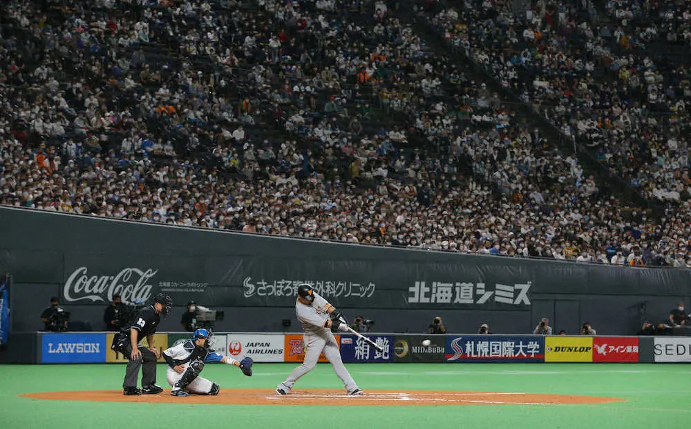 【画像・写真】巨人・中田翔「うれしいです」　354日ぶり札幌ドームの打席で打った！　貴重な追加点でガッツポーズ！